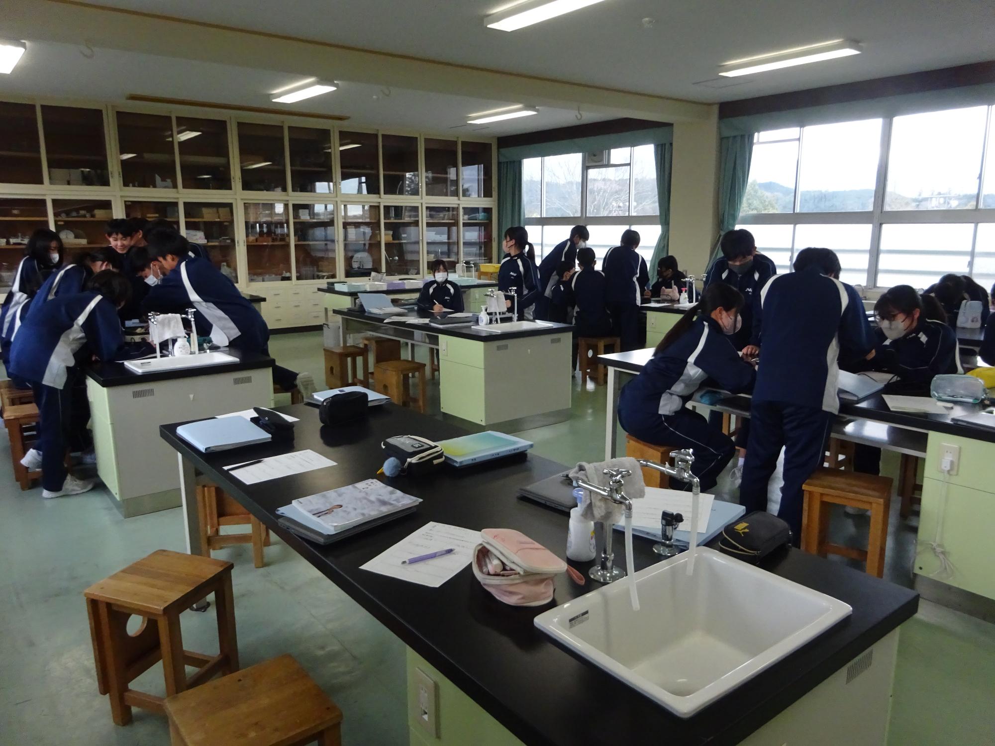 理科室で実験をしている全体写真