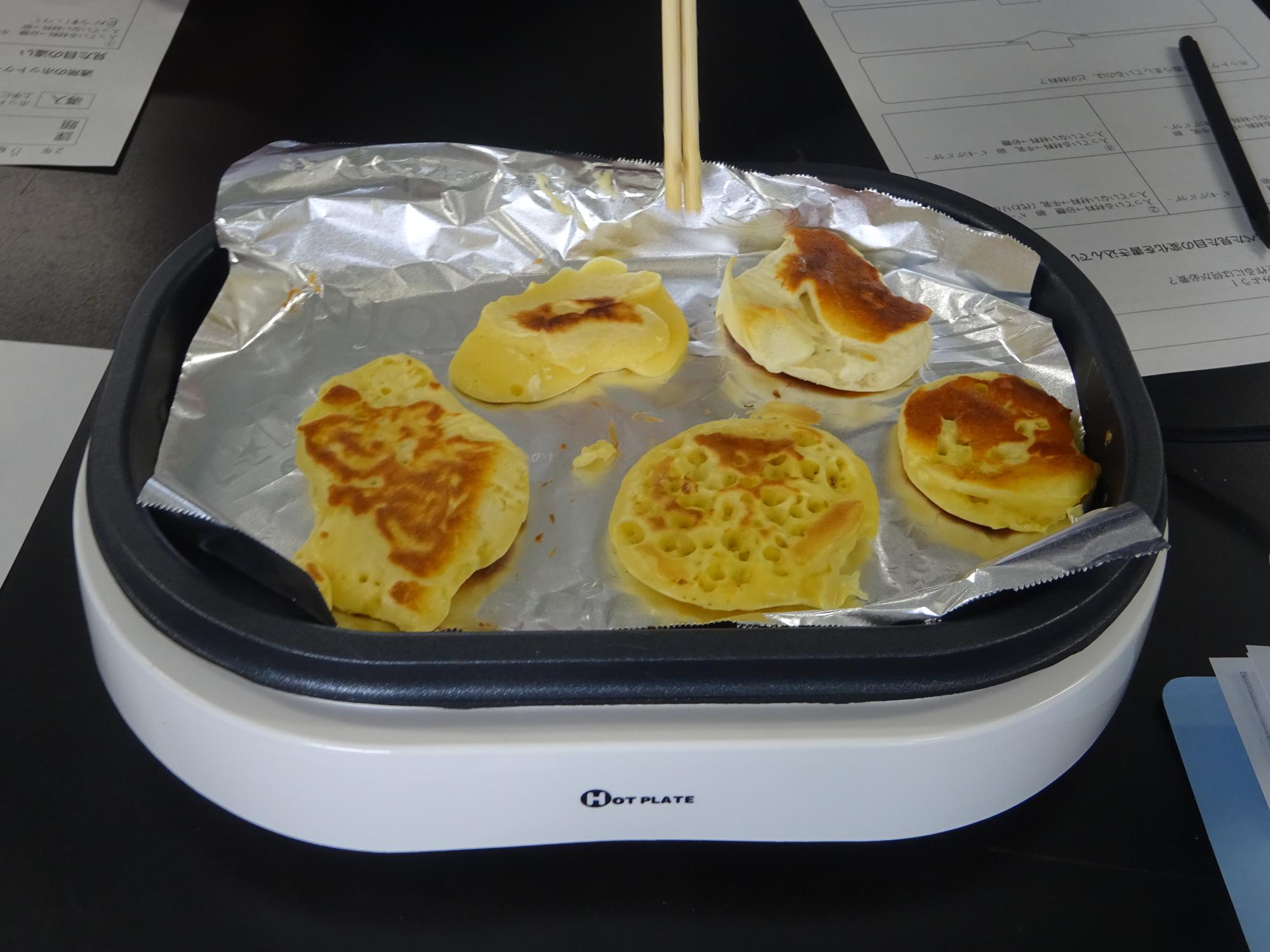 ホットプレートに並ぶミニホットケーキ