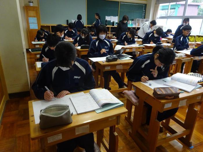 問題を解く生徒たち