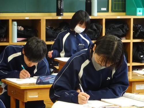 問題に取り組む生徒