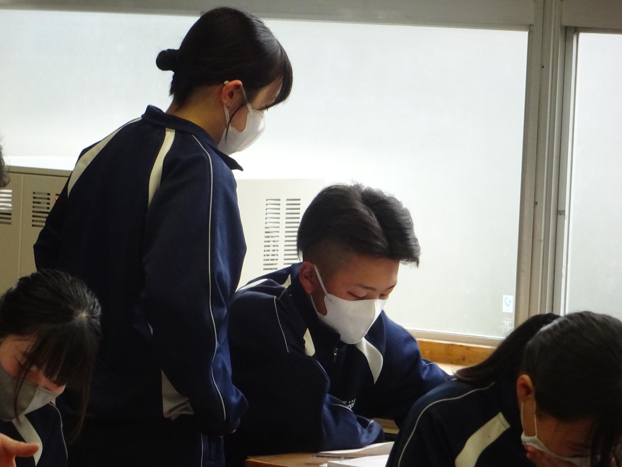交流をする2人