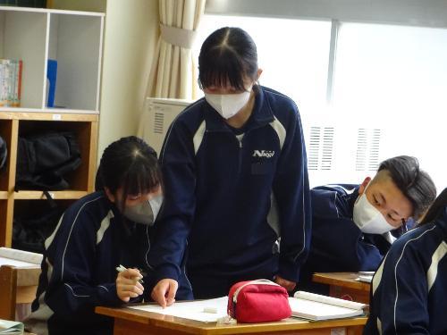 交流をする2人
