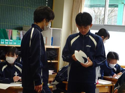 交流をする2人