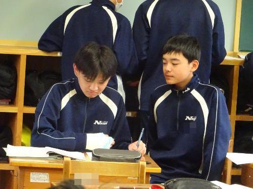 交流をする2人