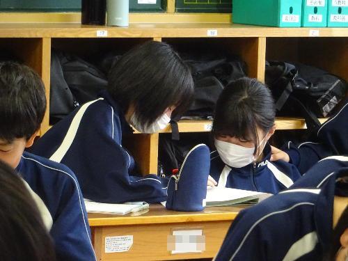 交流をする2人