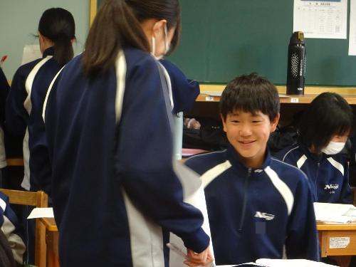 交流をする2人