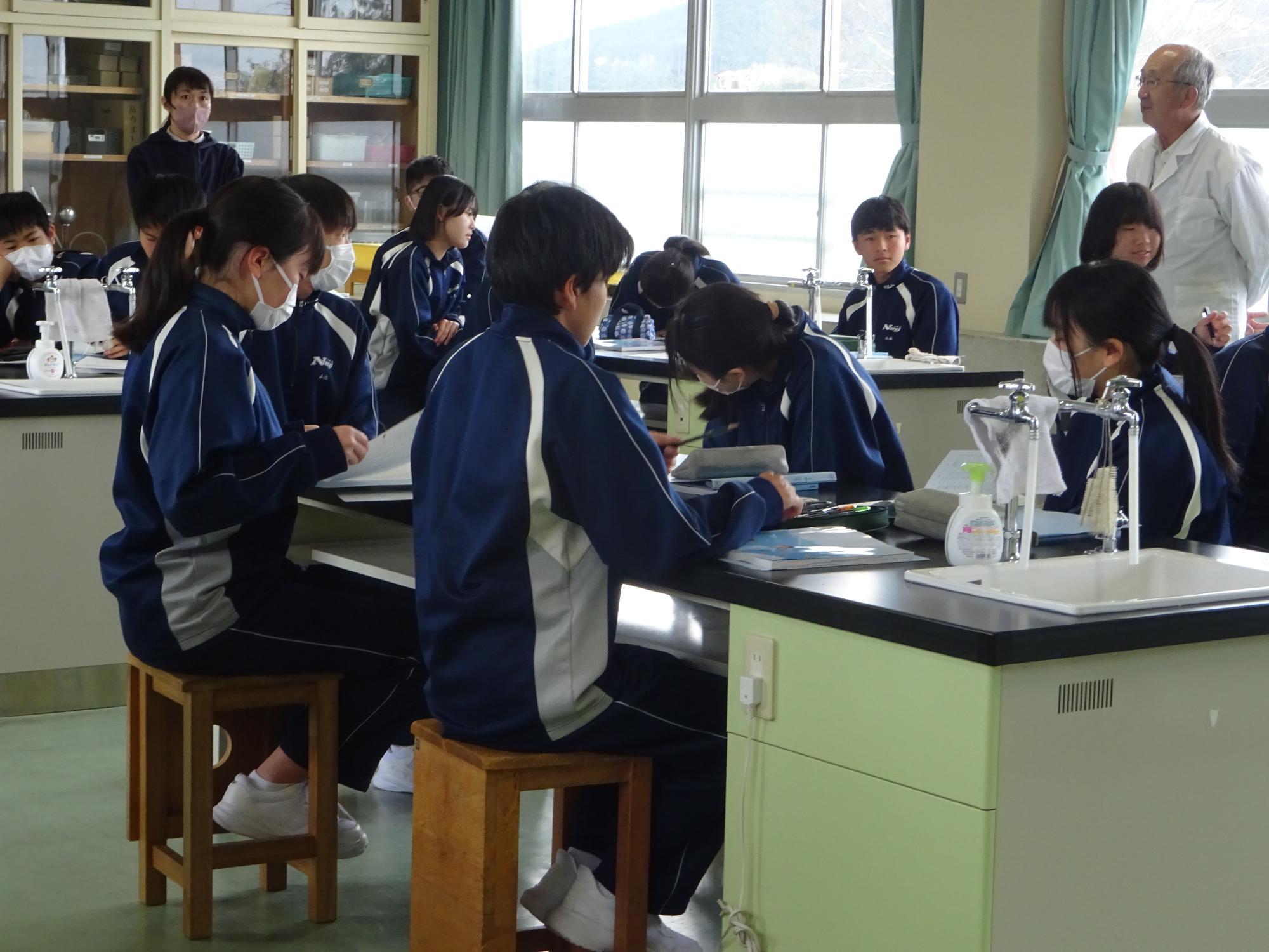 班隊形で授業を受ける生徒たち