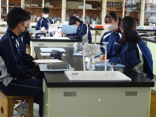 班隊形で授業を受ける生徒たち
