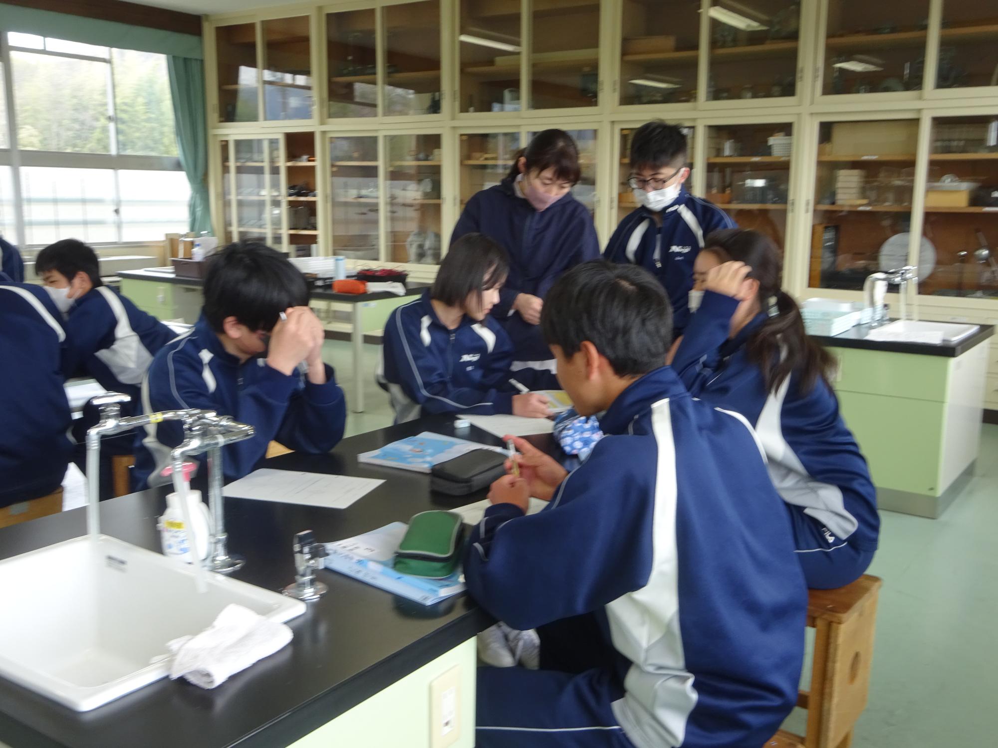 班隊形で授業を受ける生徒たち