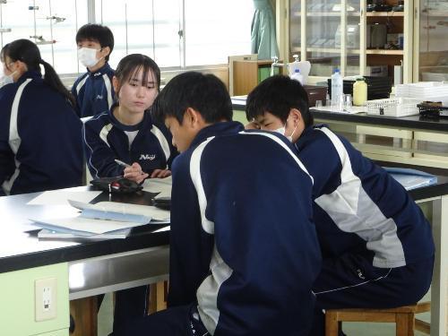 班隊形で授業を受ける生徒たち