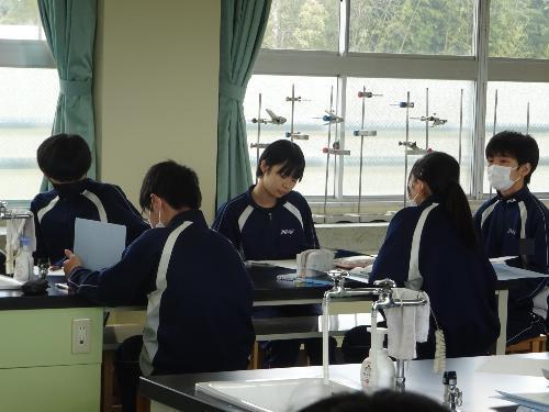 班隊形で授業を受ける生徒たち