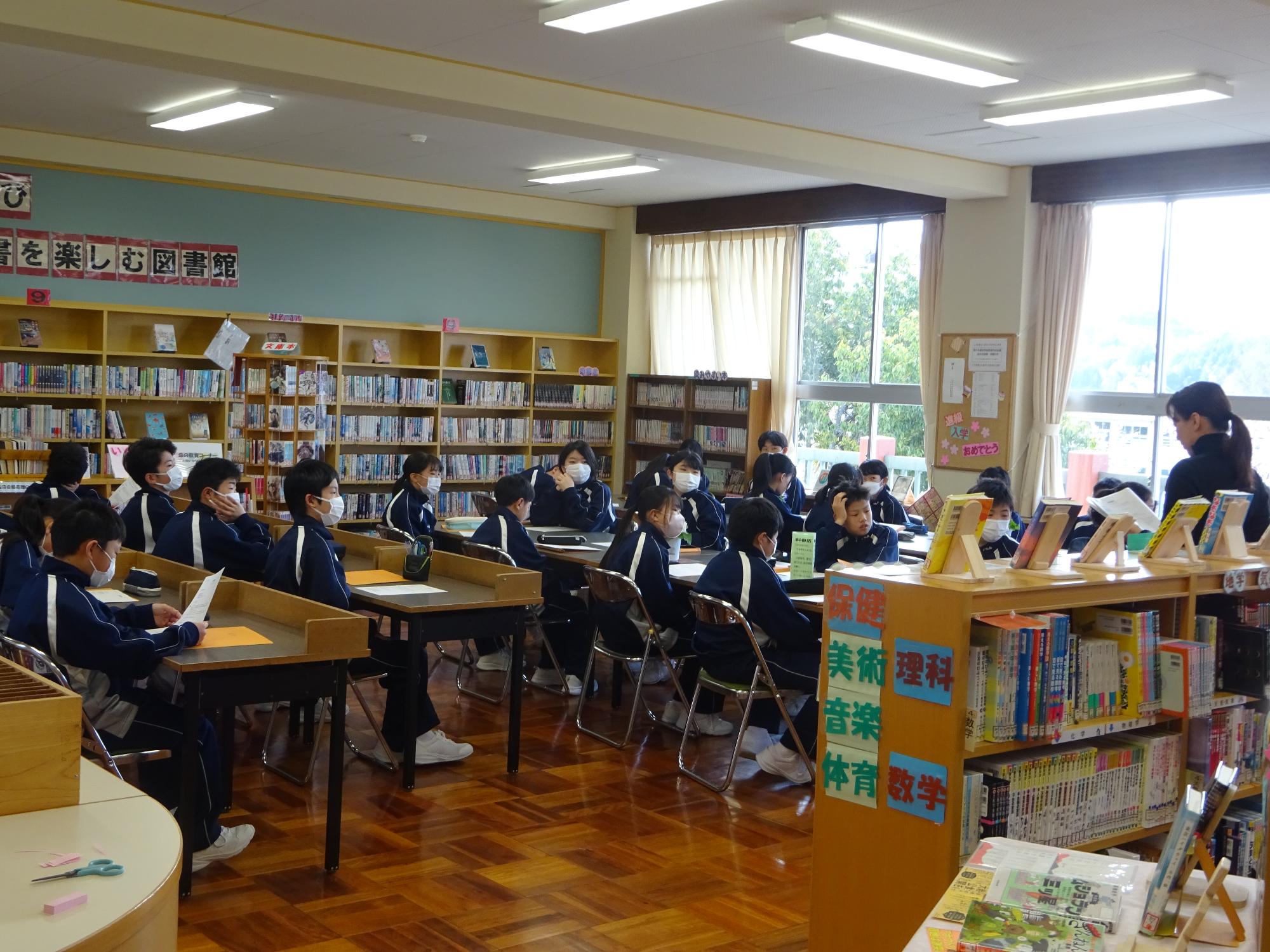 図書室で話を聞く一年生