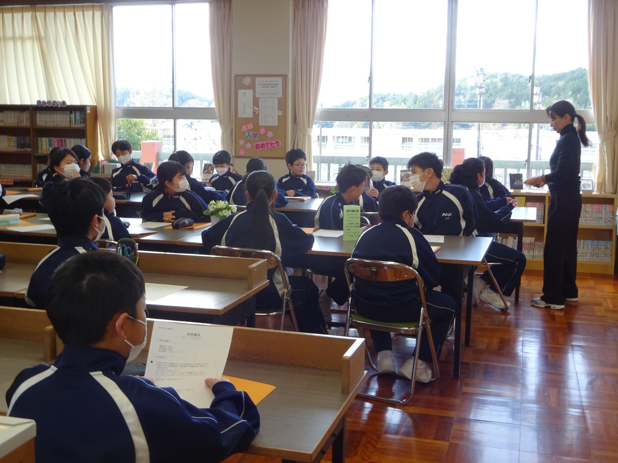 図書室で話を聞く一年生