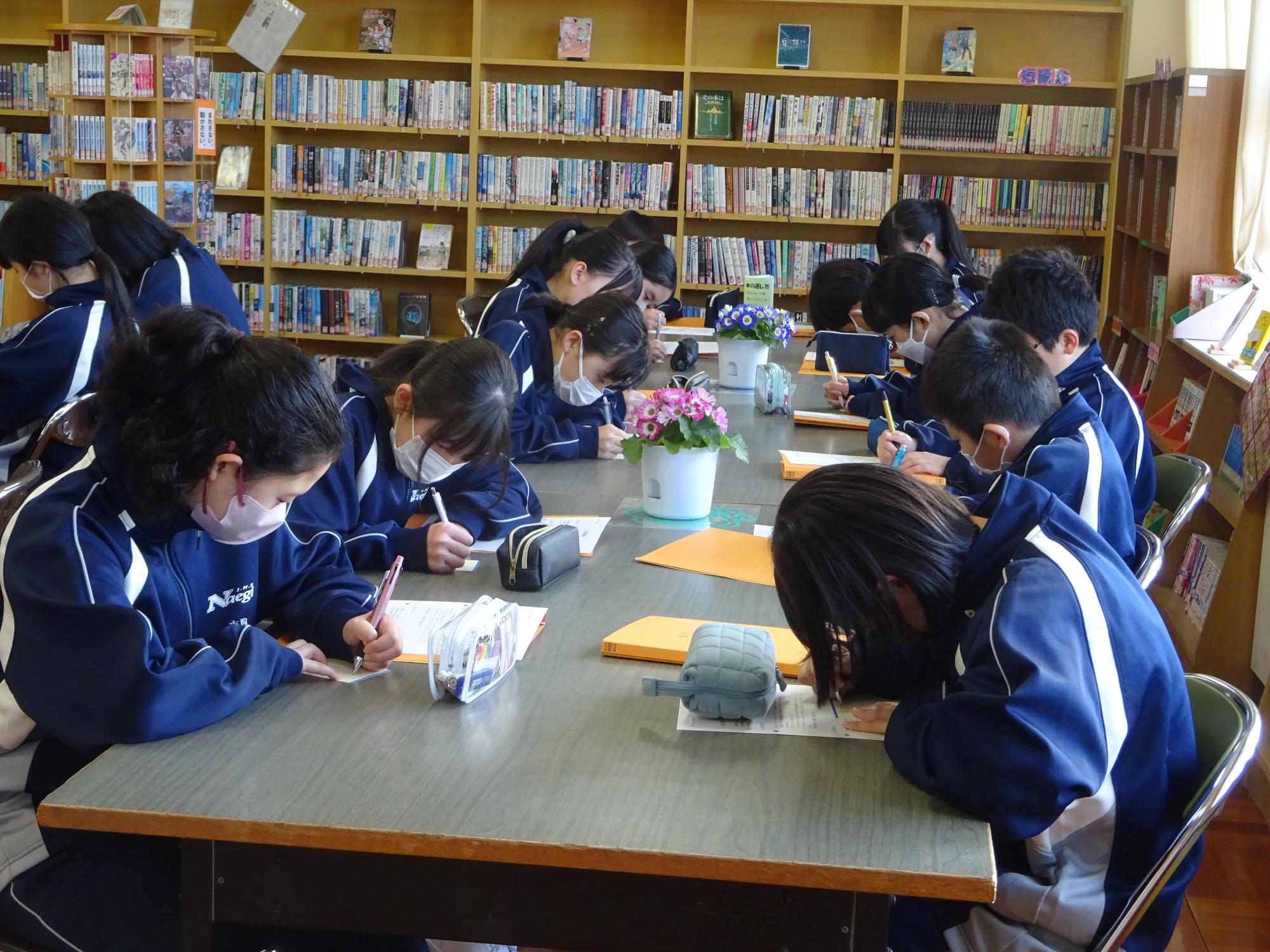 図書室で話を聞く一年生