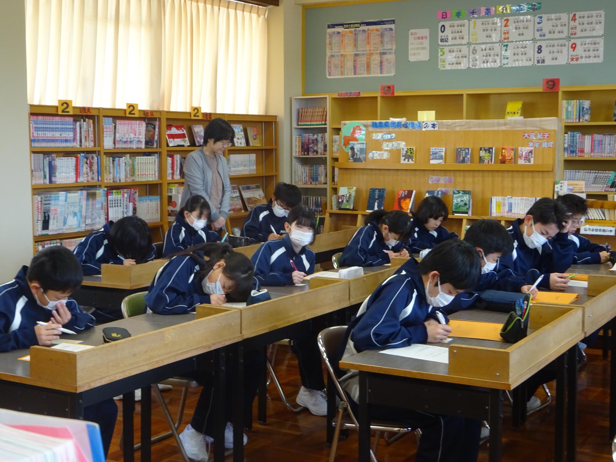 図書室で話を聞く一年生