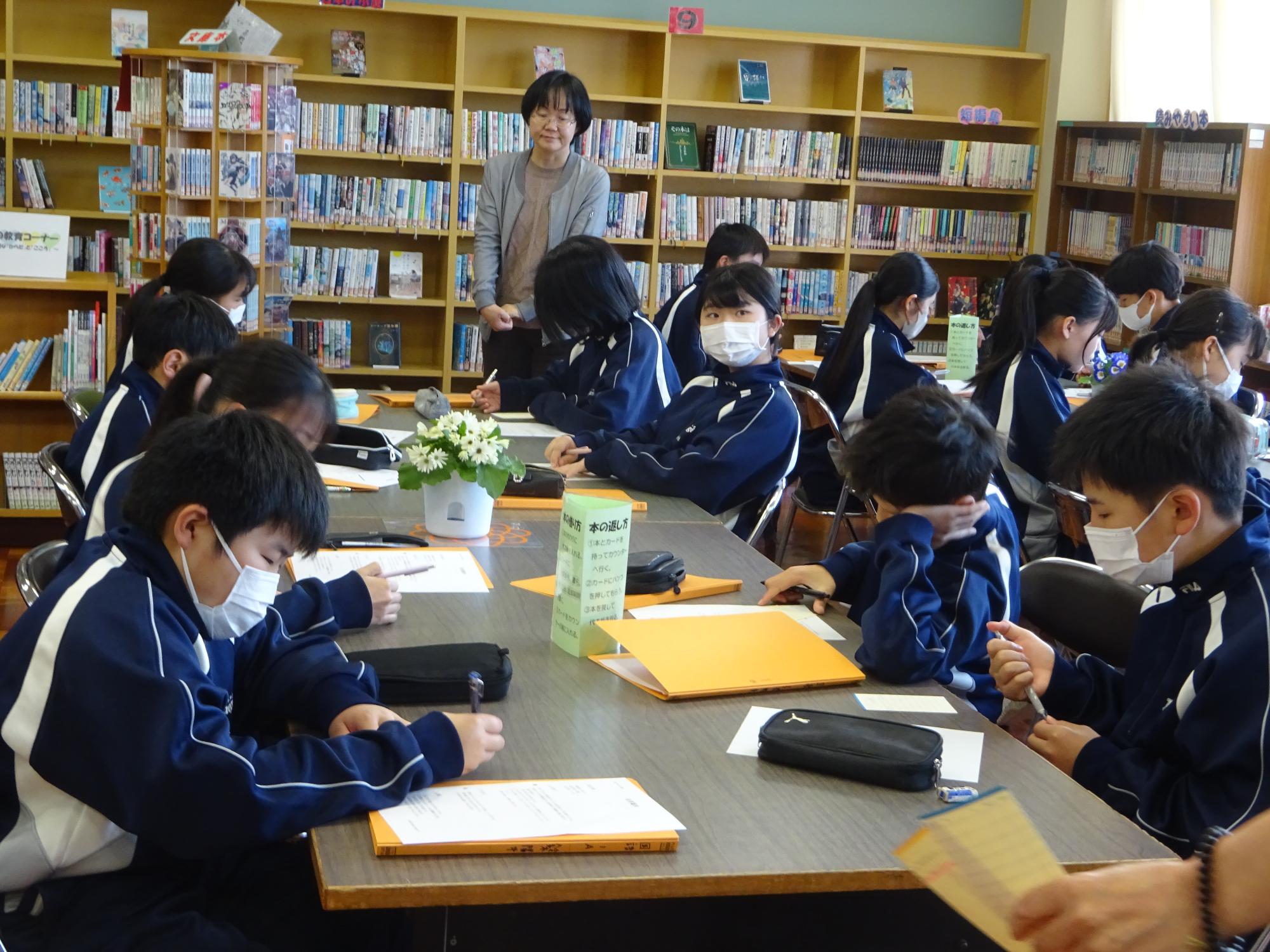 図書室で話を聞く一年生