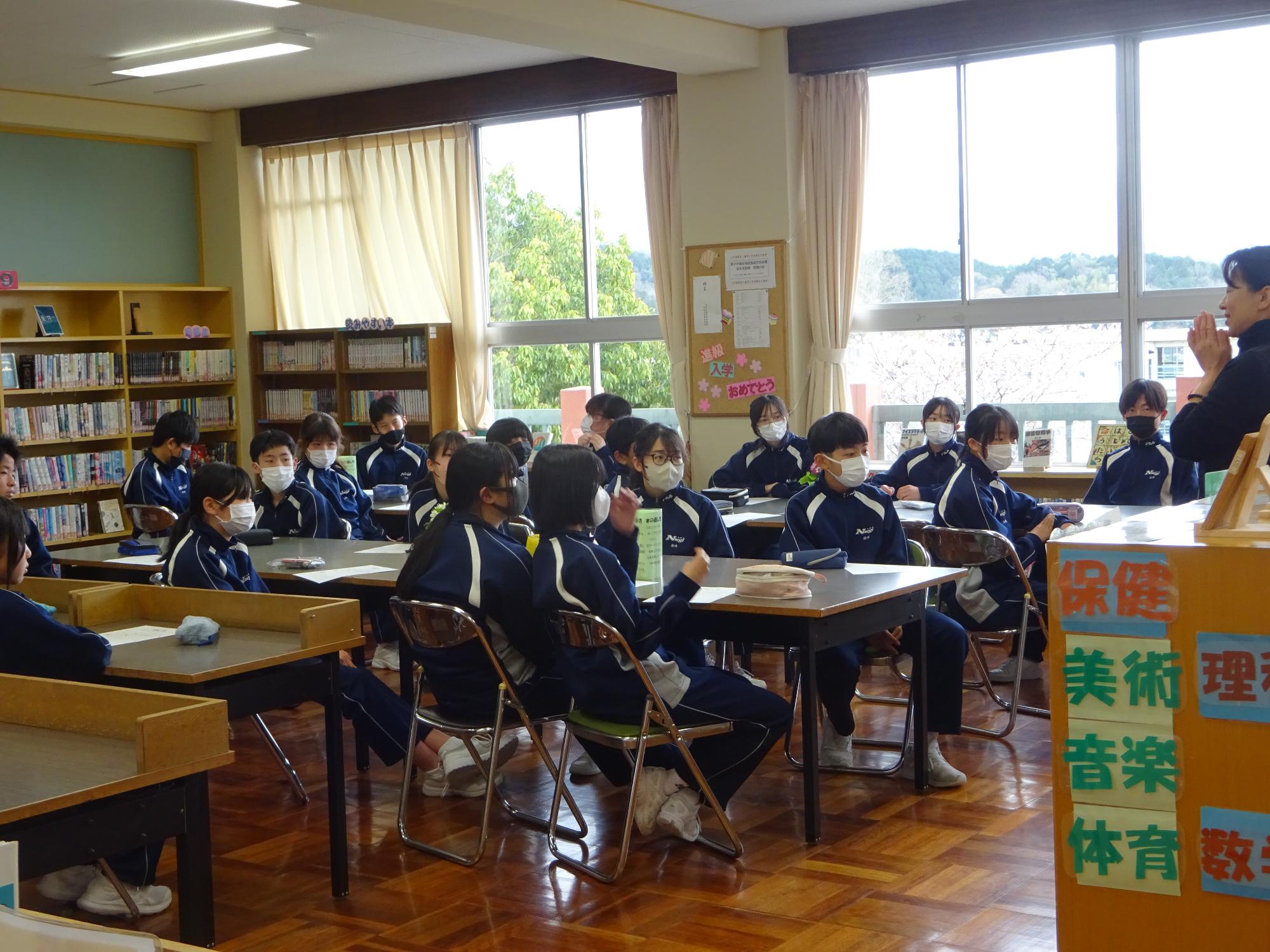 図書室で話を聞く二年生