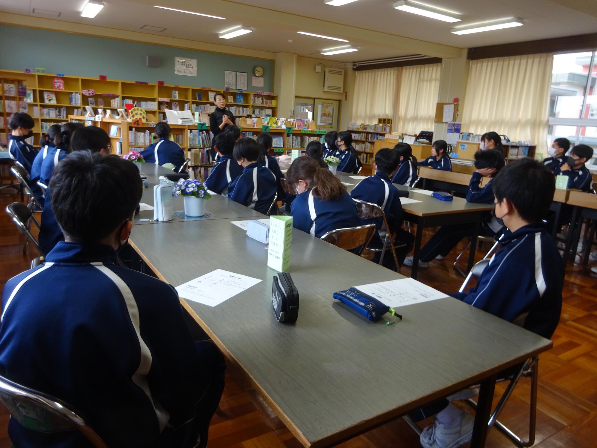 図書室で話を聞く二年生