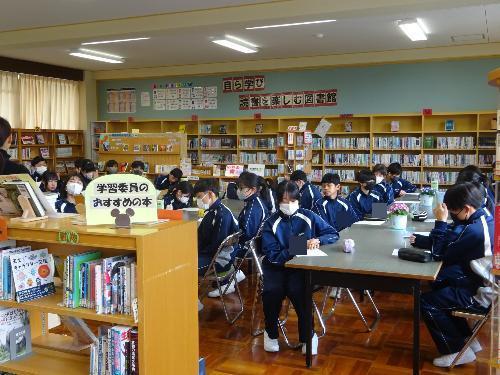 図書室で話を聞く二年生