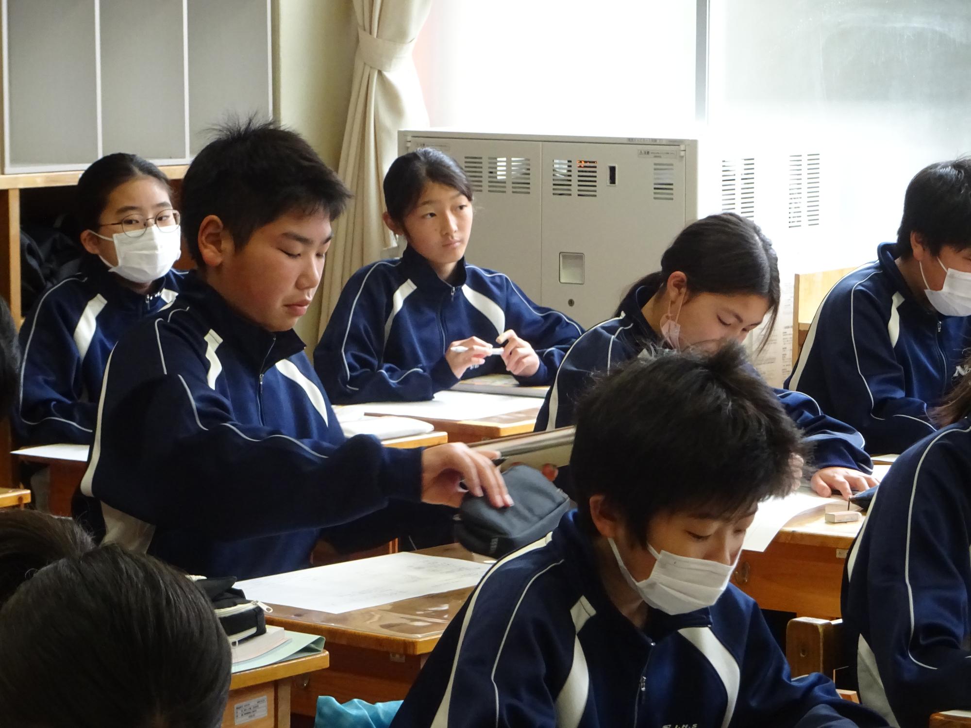 プリントに向かって考える生徒たち