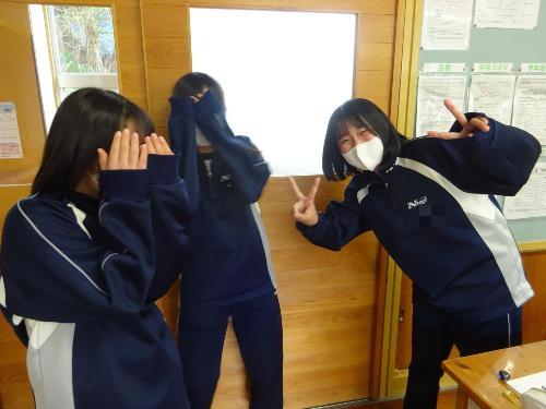 顔を隠している子、ピースしている子