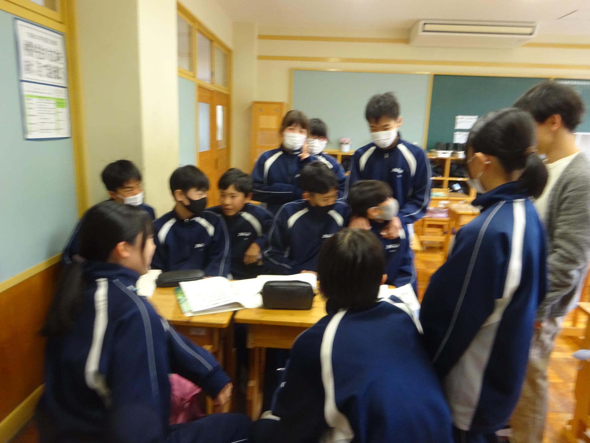 リーダー決めでもめているグループ