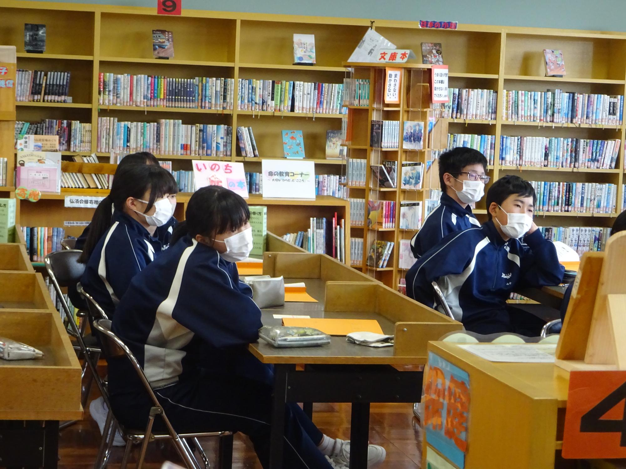 図書室で話を聞く三年生