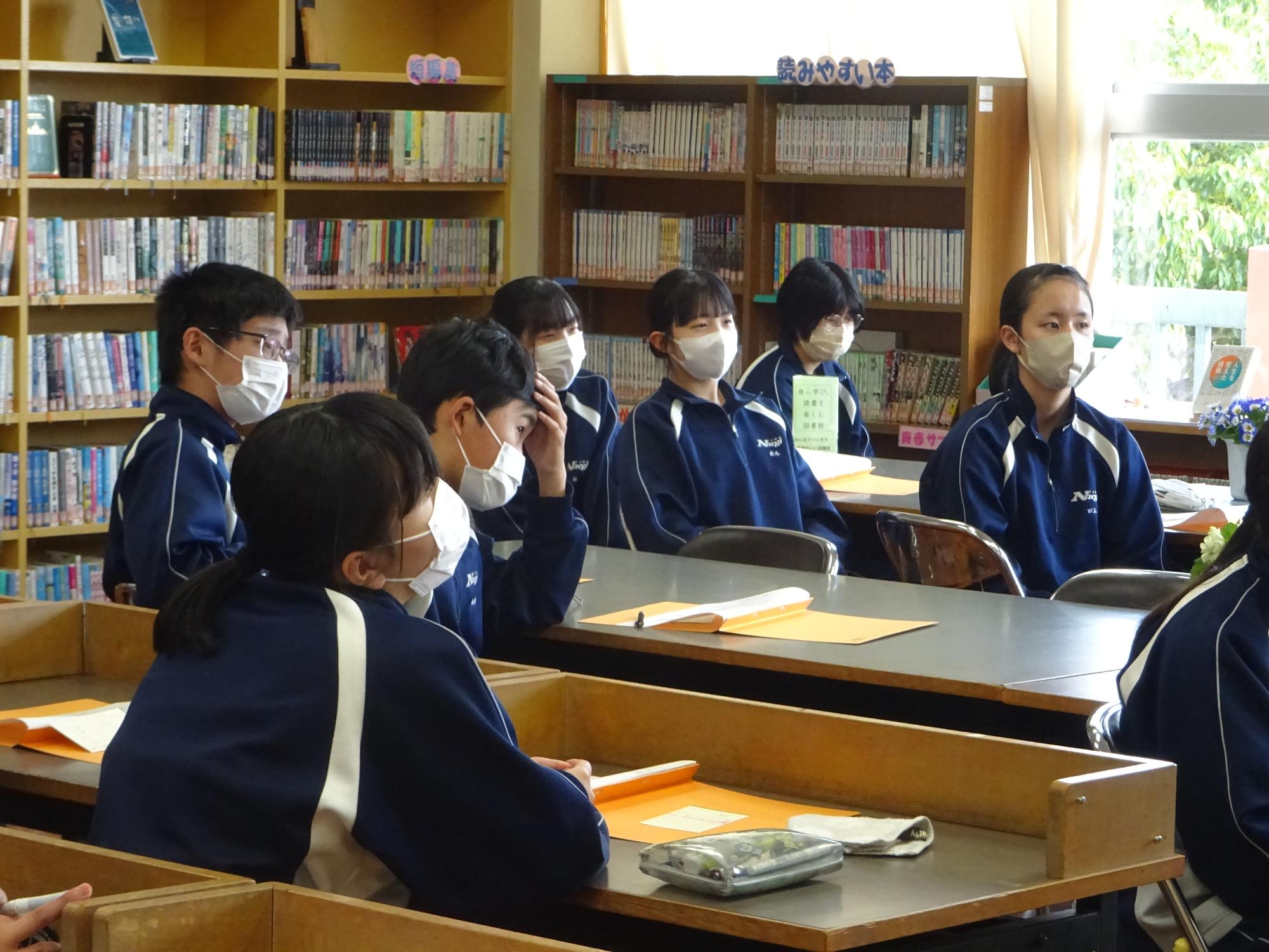 図書室で話を聞く三年生