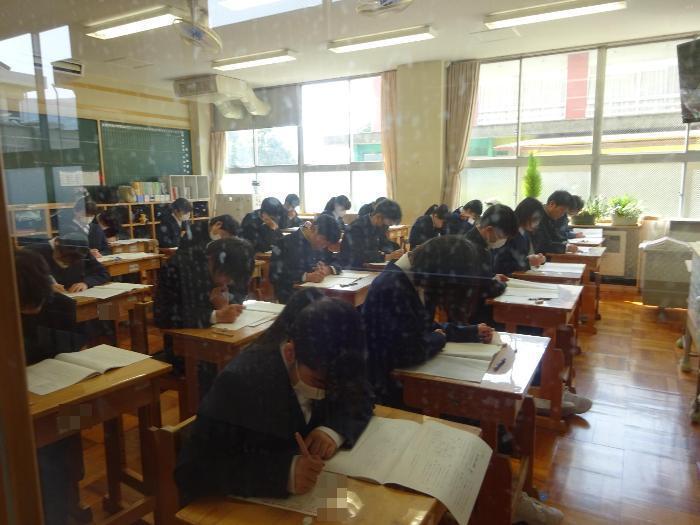 テストに取り組む3年生