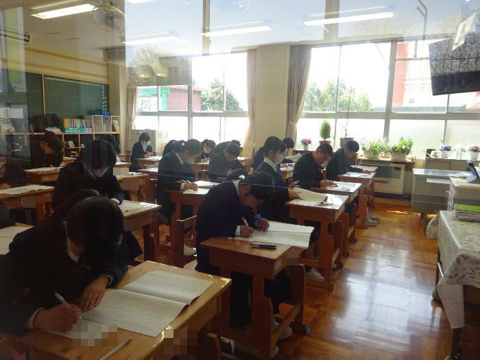 テストに取り組む3年生