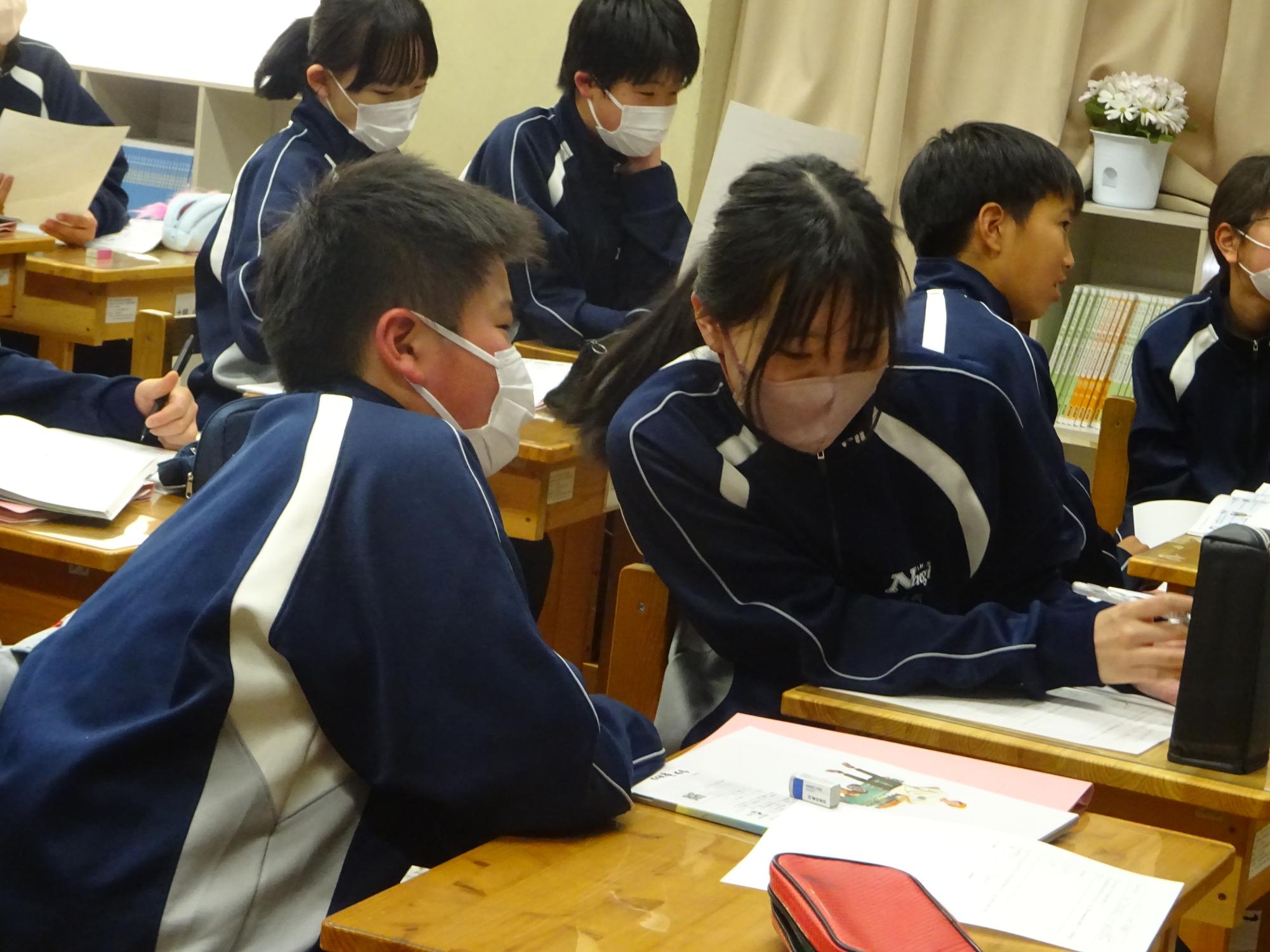 ペアになって会話する2人
