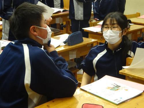 ペアになって会話する2人