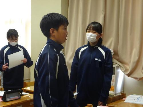 ペアになって会話する2人