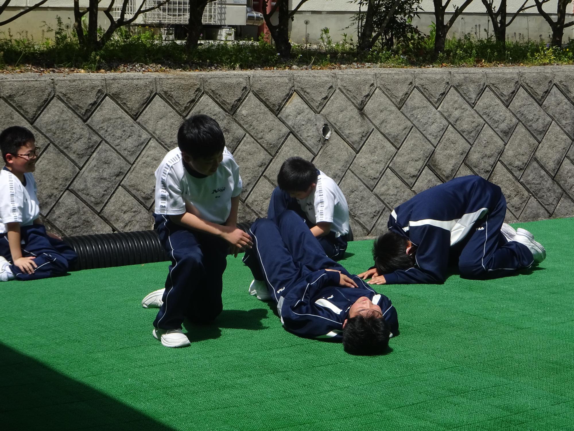 人工芝の広場でじゃれ合う1年男子