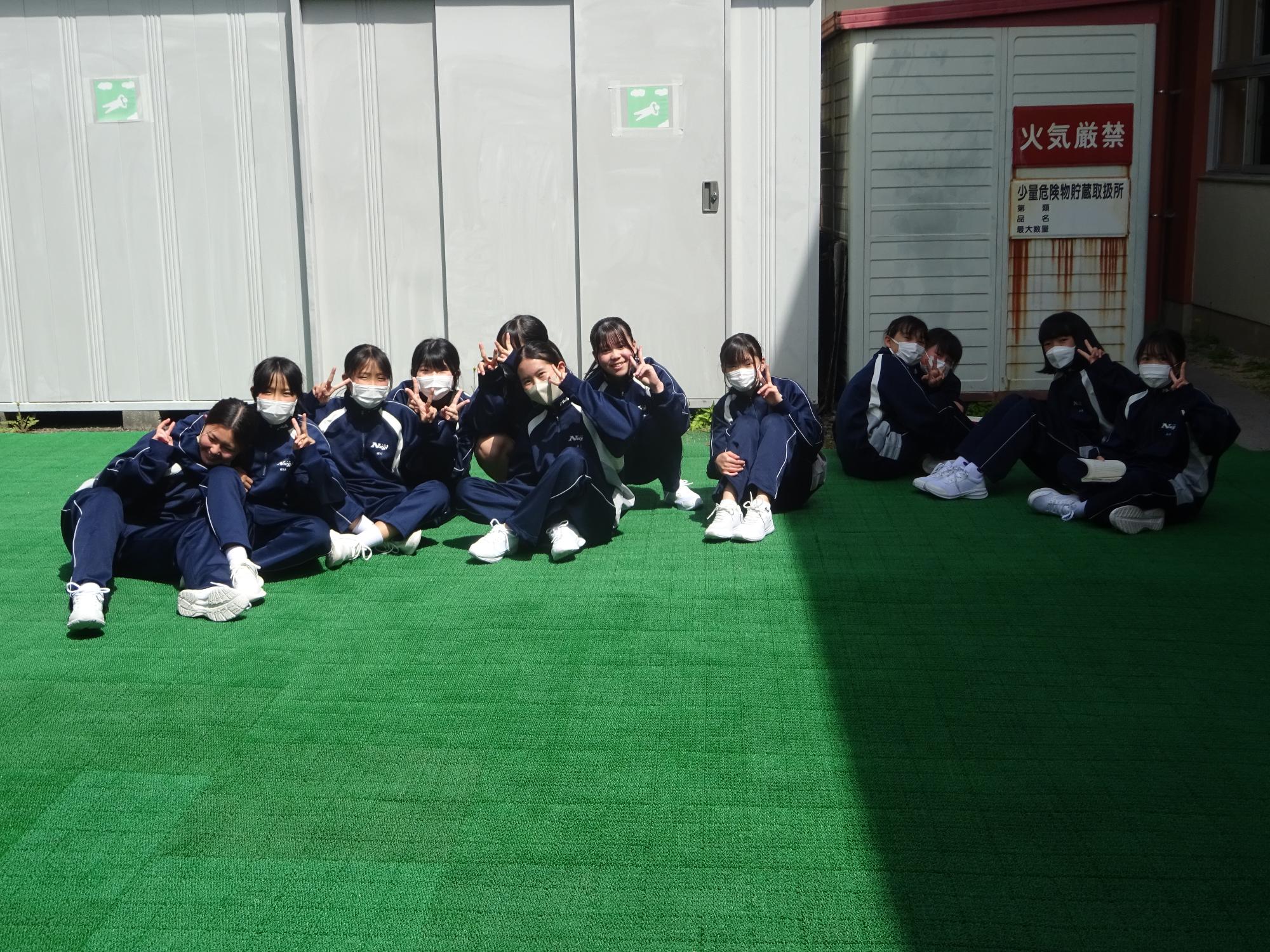 ピースで写る1年女子12人