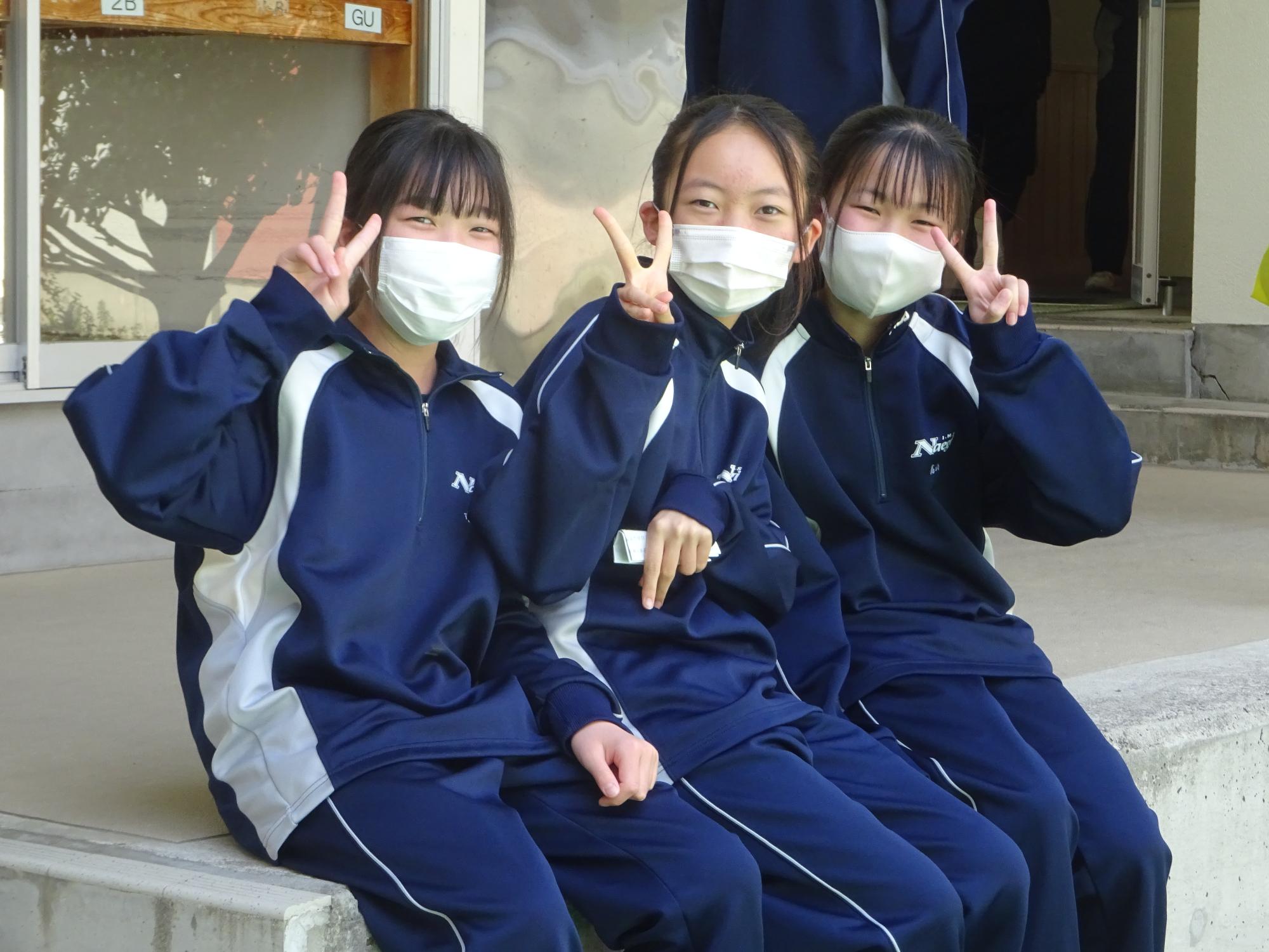 3人組女子のピース