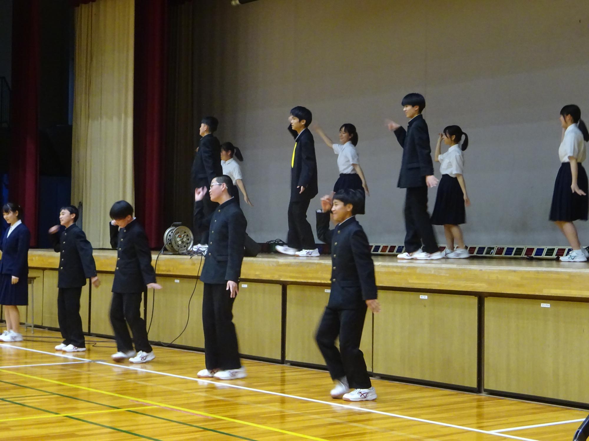 ステージで踊る制服の生徒会執行部