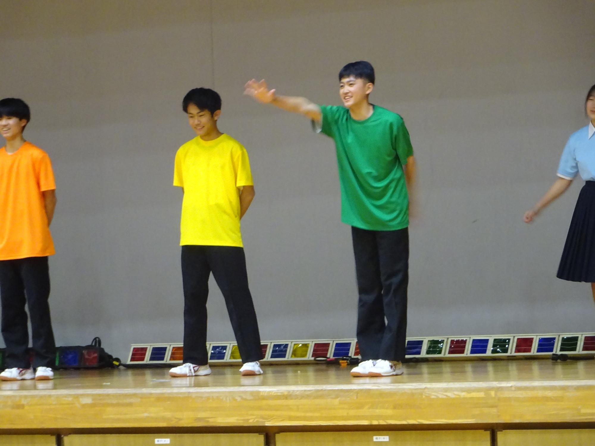 ステージでTシャツになって踊る生徒会執行部
