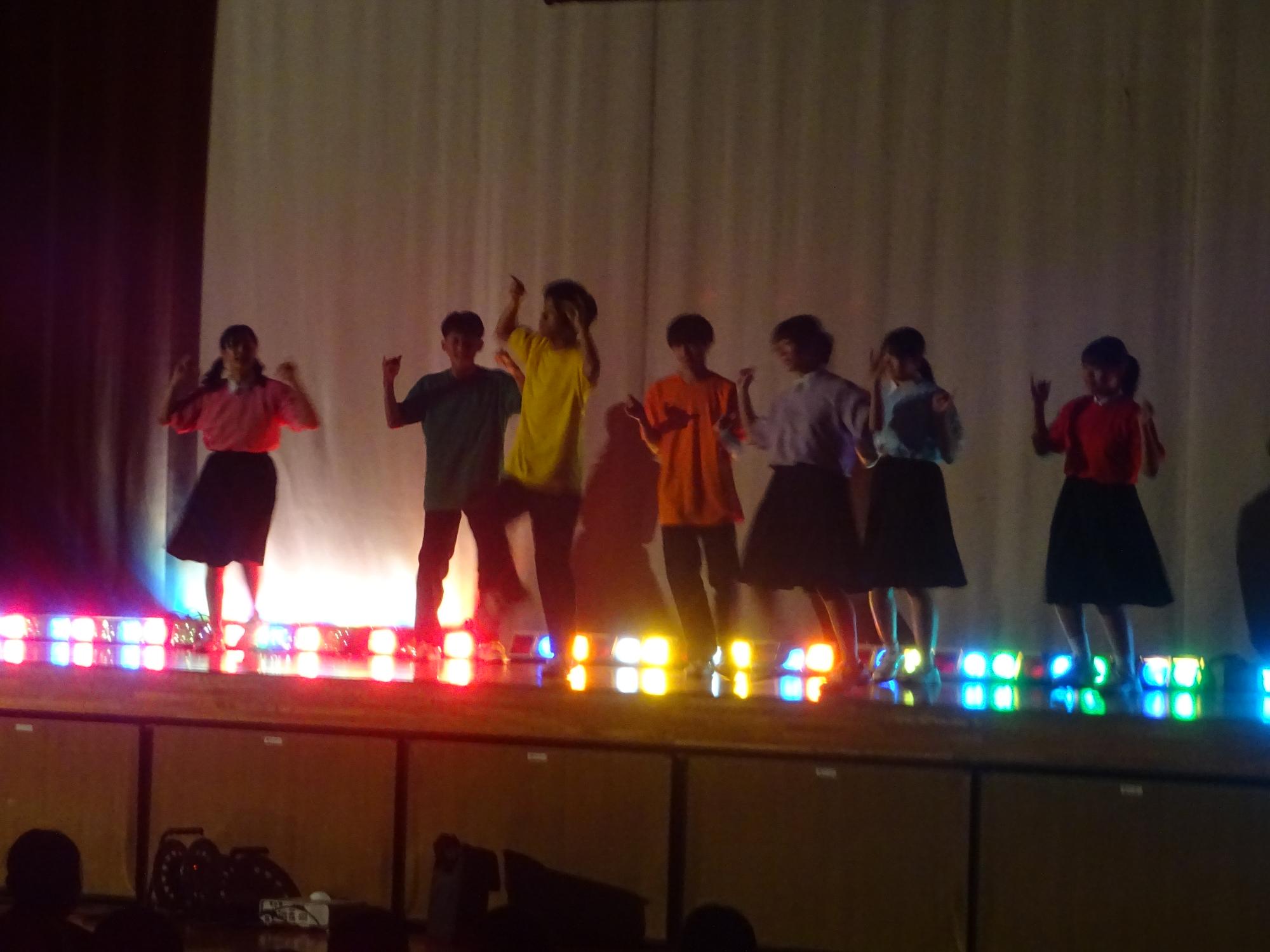 カラフルな照明の中で踊る生徒会執行部