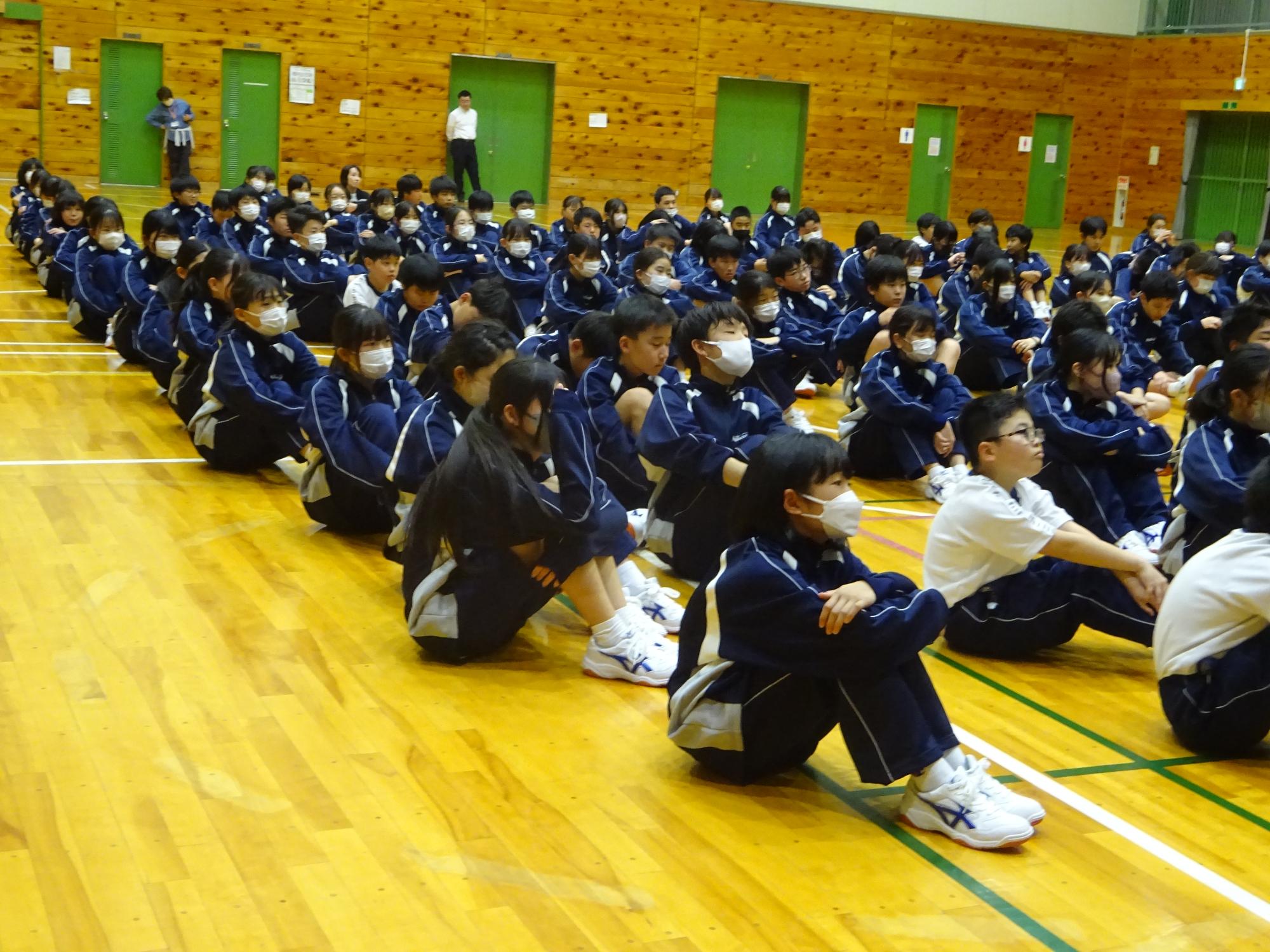 DANCEが終わって閉会を待つ生徒たち