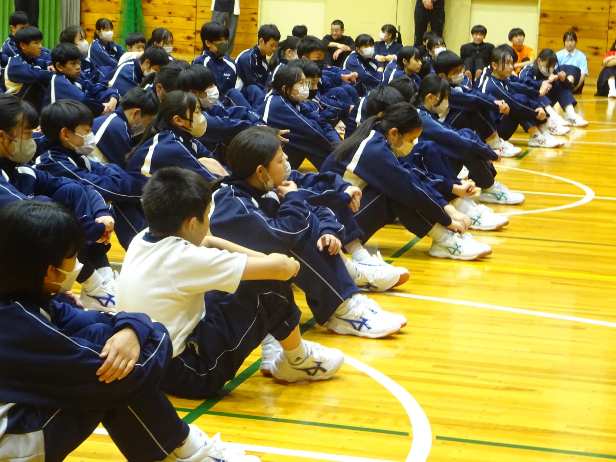 DANCEが終わって閉会を待つ生徒たち