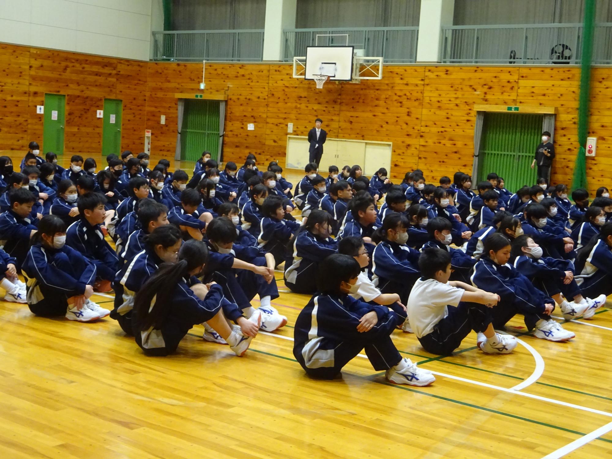 DANCEが終わって閉会を待つ生徒たち