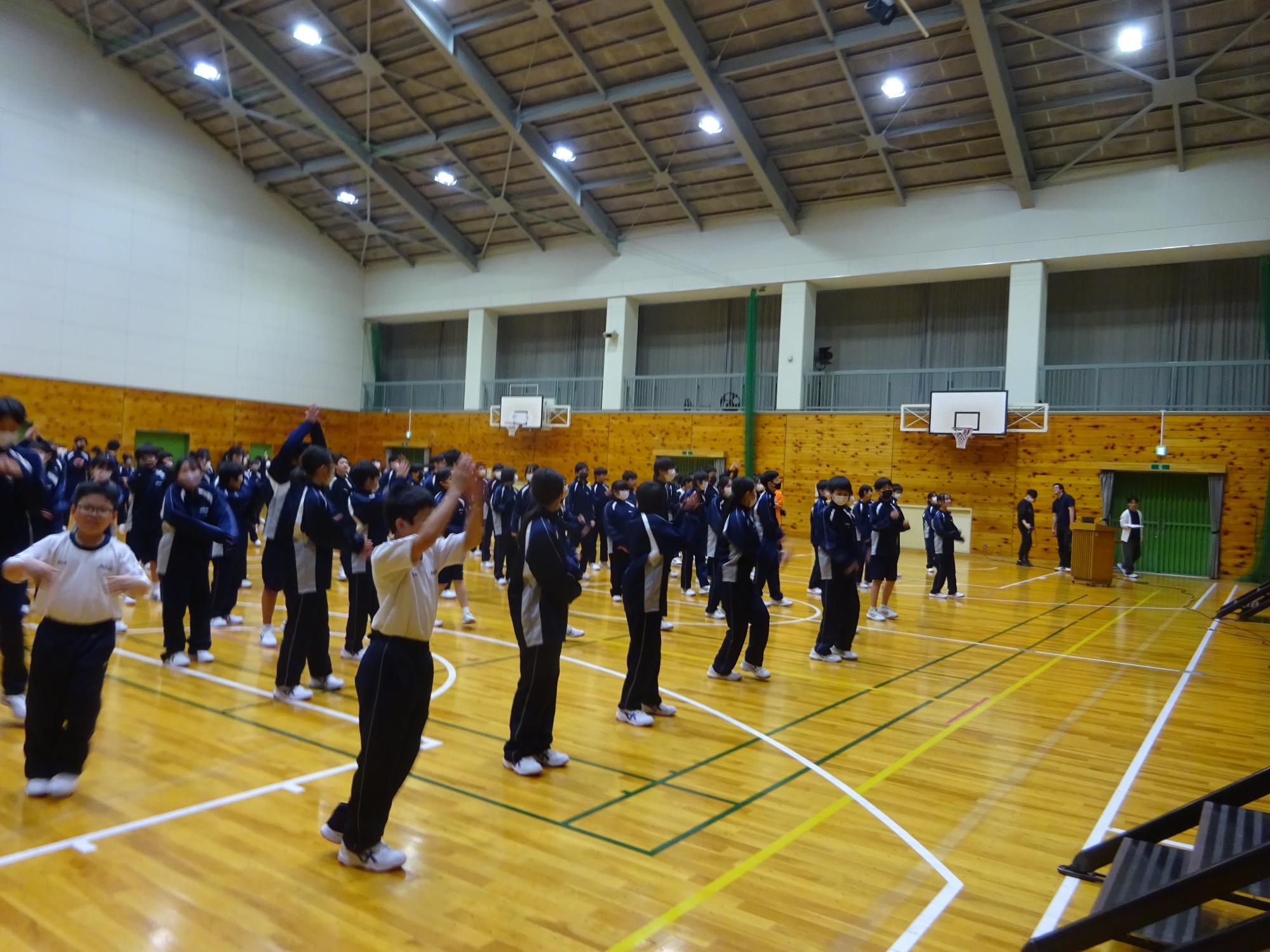 全校で踊ろうと生徒会長から