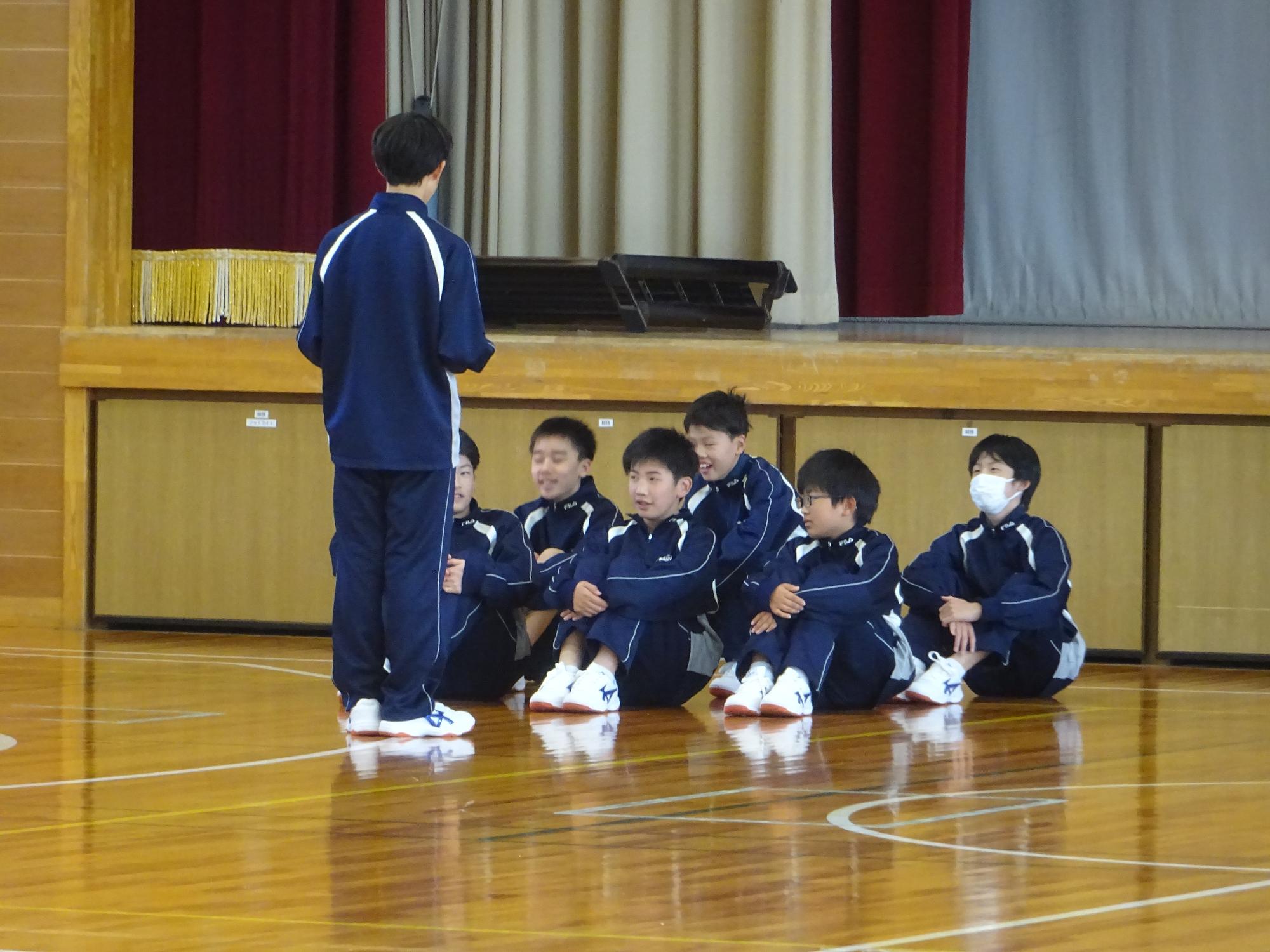 集団行動の打ち合わせをする男子グループ