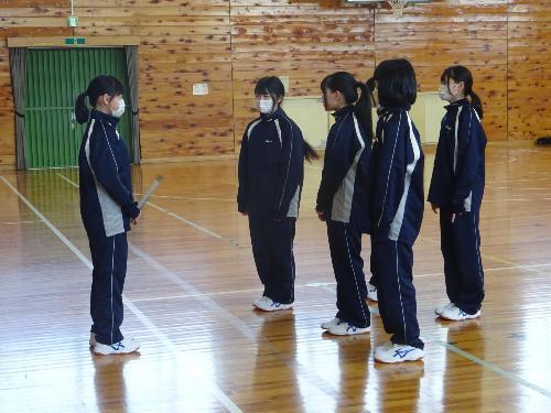 打ち合わせをする女子グループ