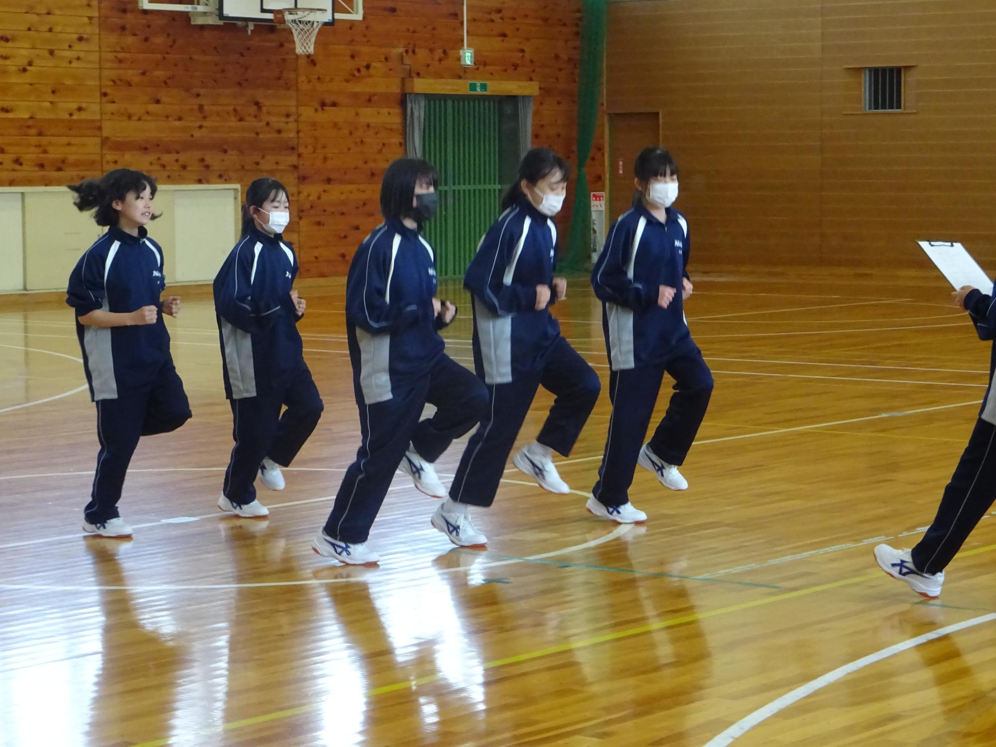揃えて走る女子グループ