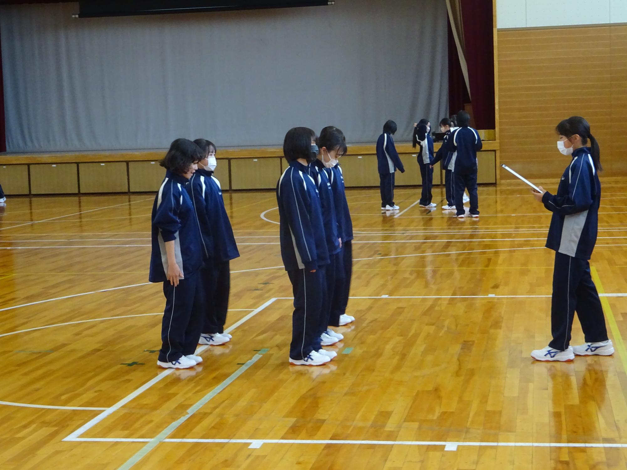ピタっと止まる女子グループ