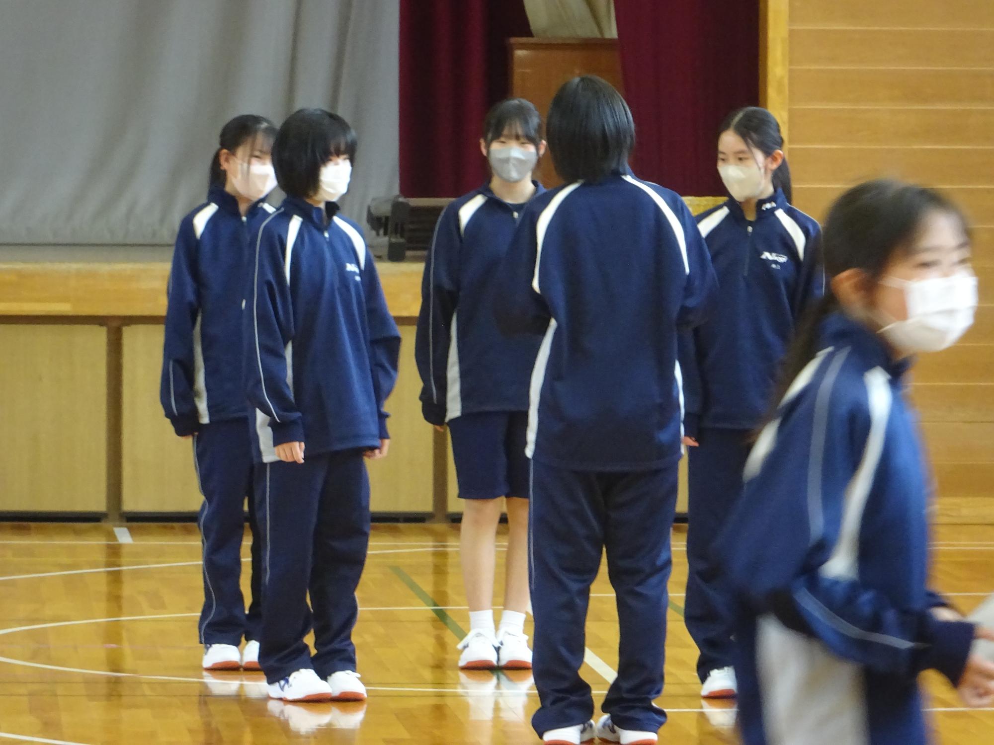 打ち合わせをする女子グループ