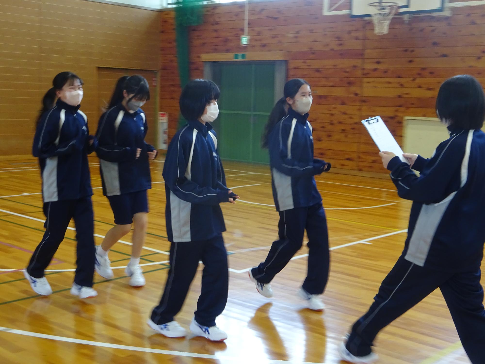 ゆっくり走る女子グループ