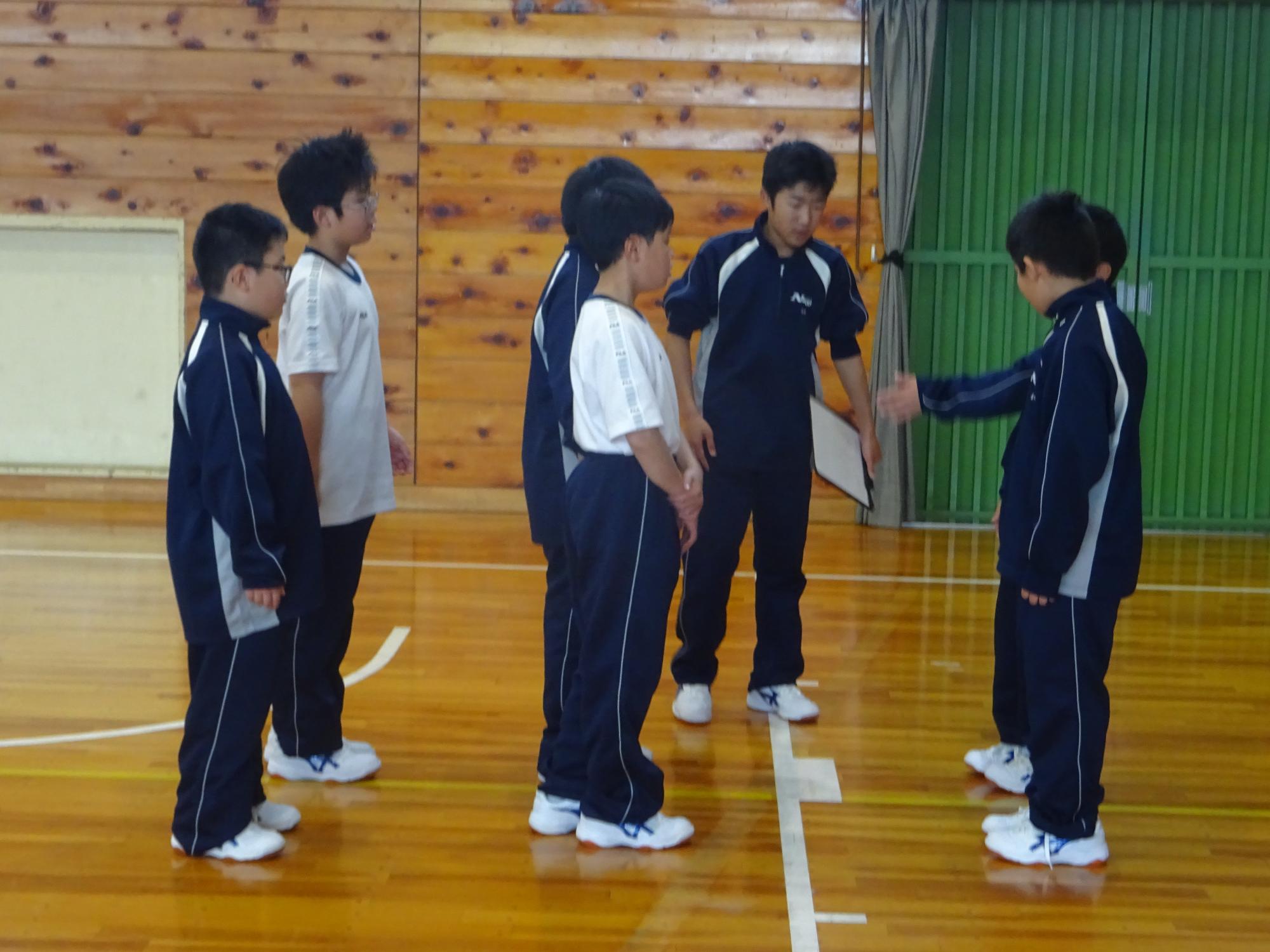 打ち合わせをする男子グループ